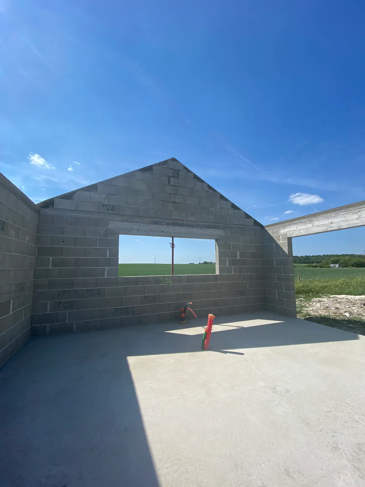 Élévation de maison en blocs par Cayenne Construction, maçon à Doué-en-Anjou